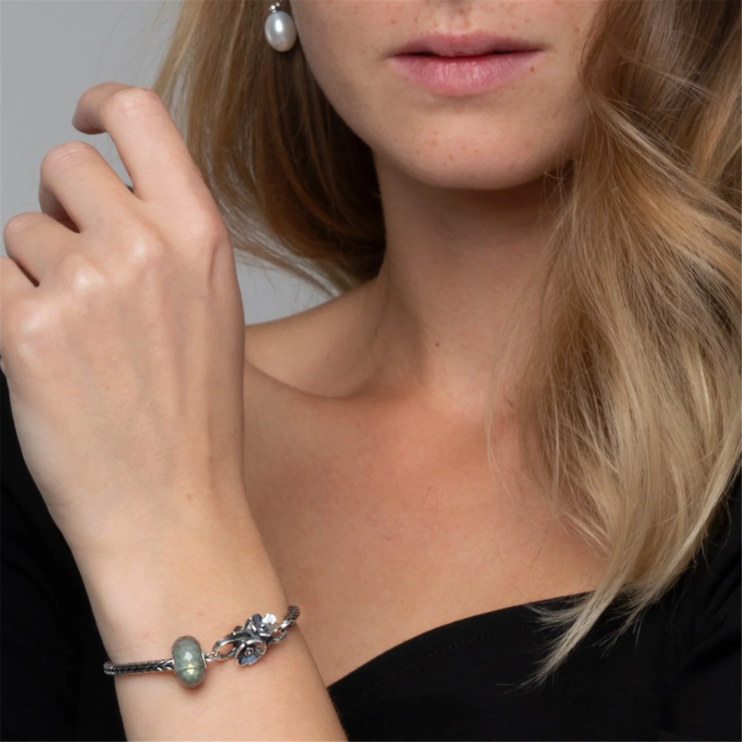 Crisp Flower Clasp - Image 3